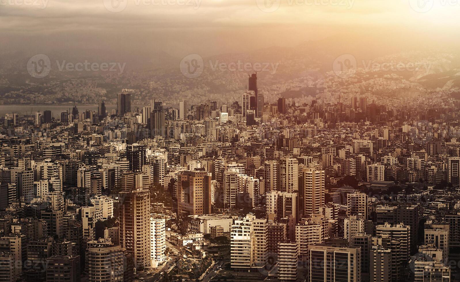 maravilloso paisaje urbano en puesta de sol ligero foto