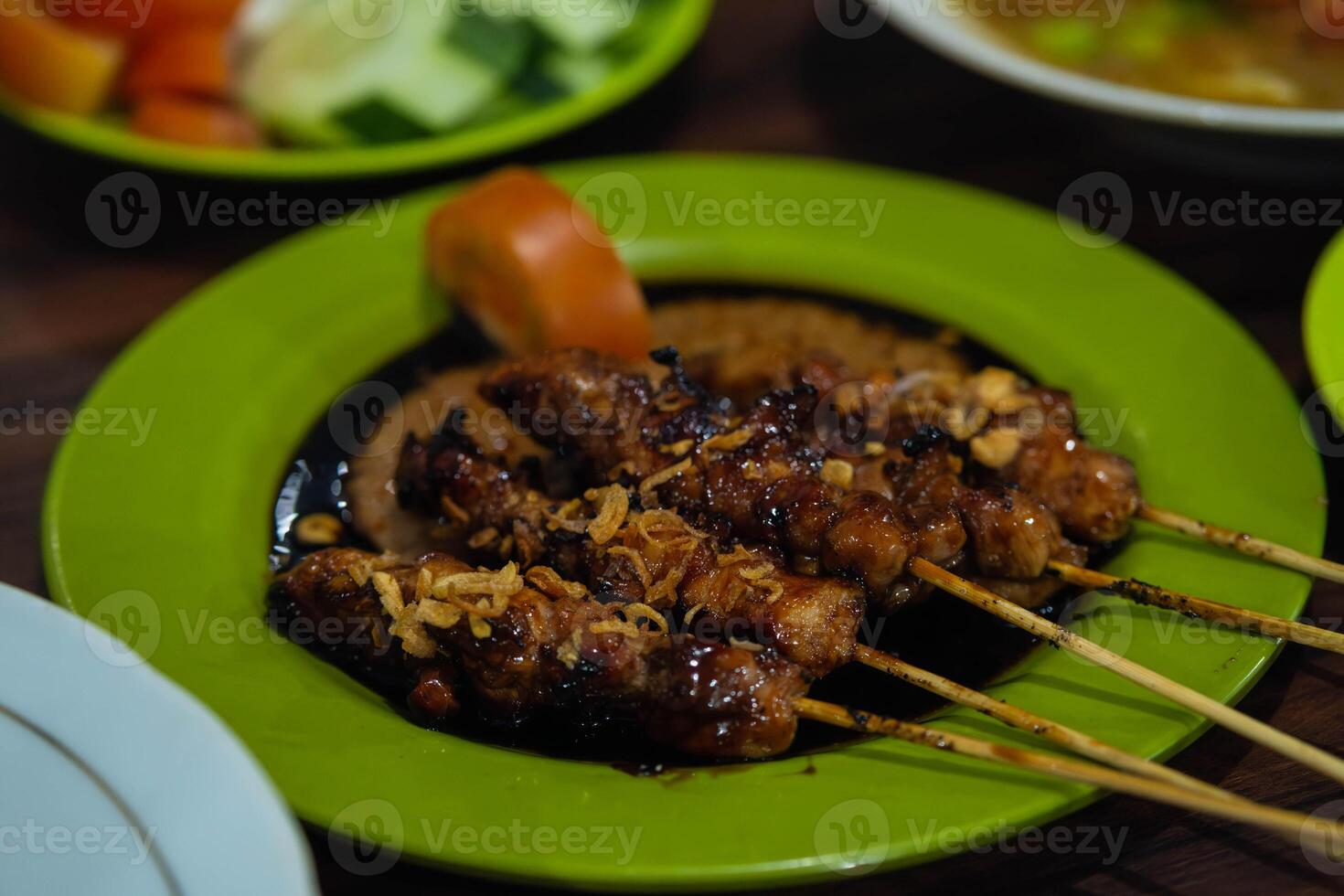 pollo carne satay o saciar, un tradicional comida en Indonesia. foto