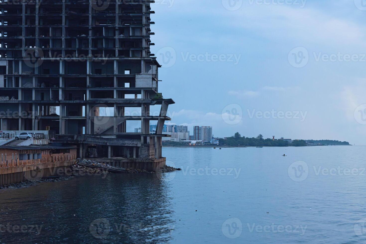 antiguo y abandonado edificio por el mar. foto