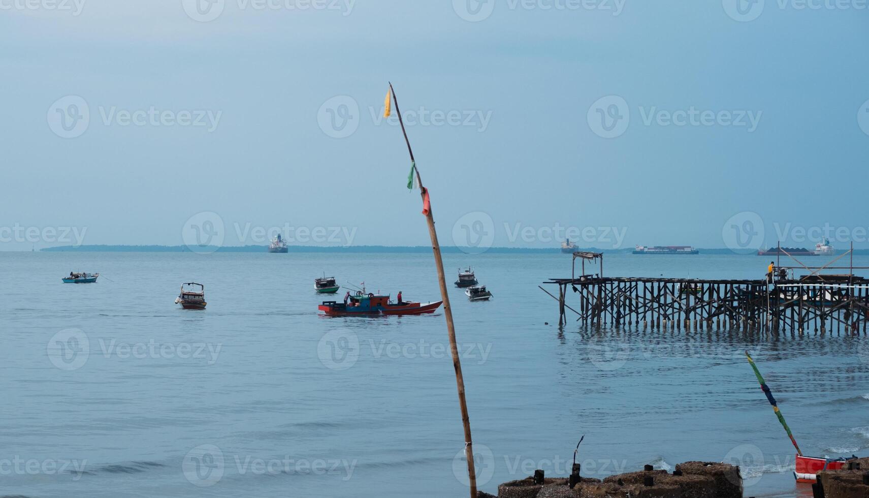 buques y barcos cerca el muelle. foto