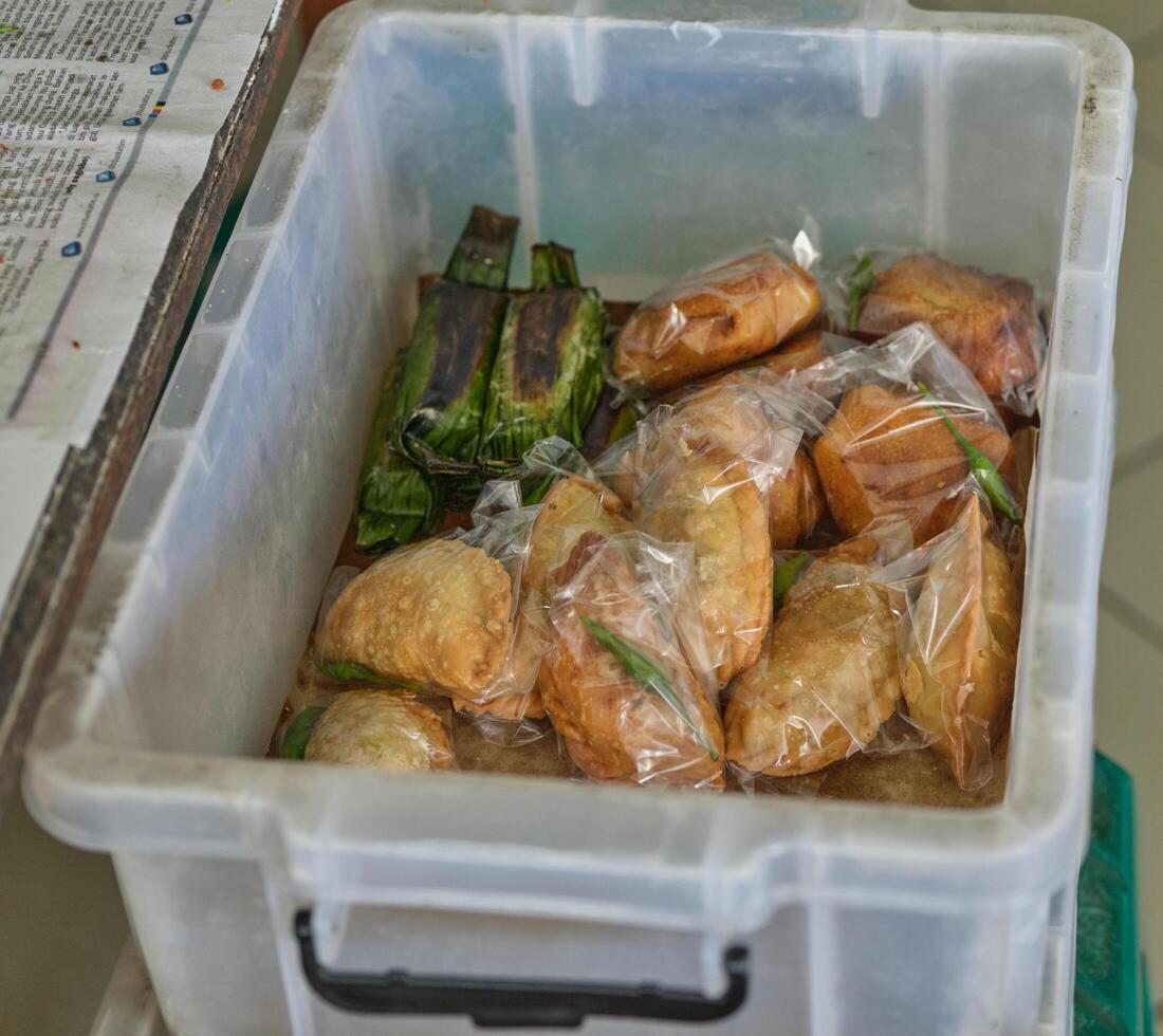 pastel goreng o frito empanadas y lemper meriendas Listo a enviar a el mercado.son indonesio popular meriendas. foto