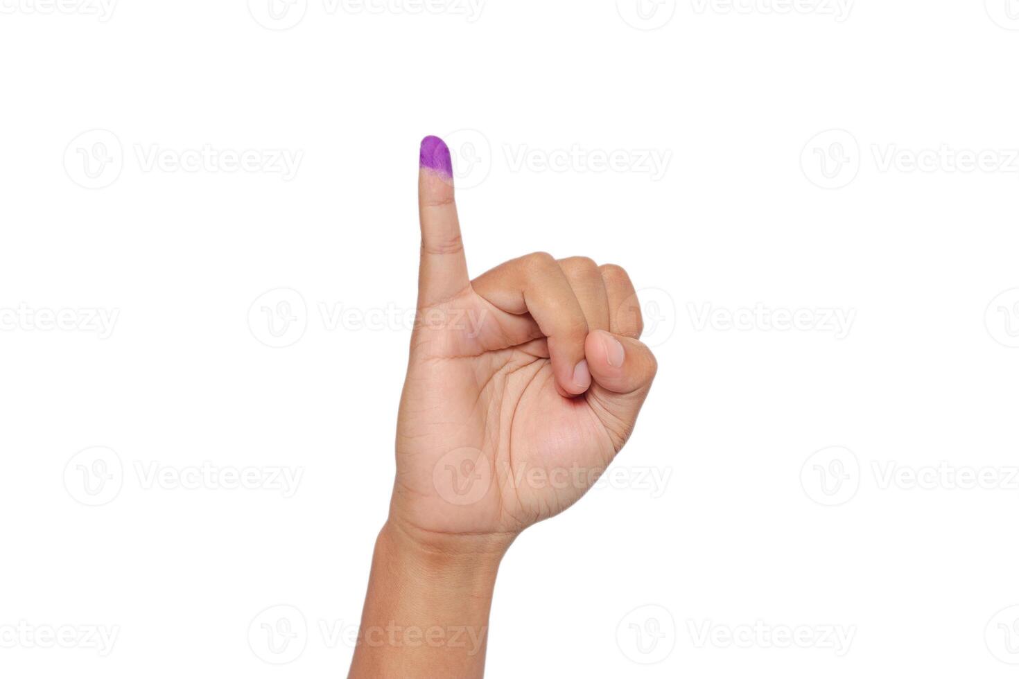 cerca arriba de mano gesto pequeño dedo después votación. general elecciones o pemilu para el presidente y gobierno de Indonesia. el dedo sumergido en púrpura tinta. aislado imagen en blanco antecedentes foto