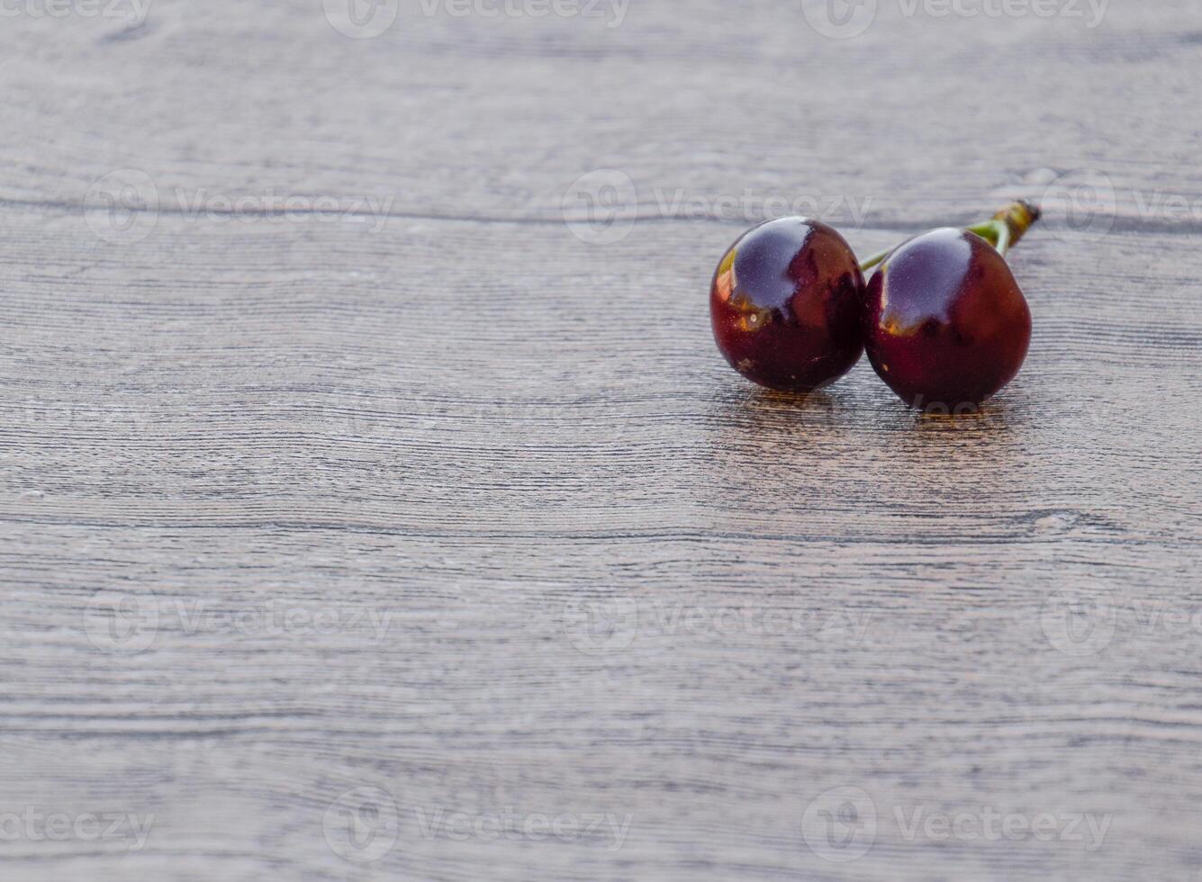 Cereza bayas en un de madera antecedentes. maduro rojo dulce Cereza foto