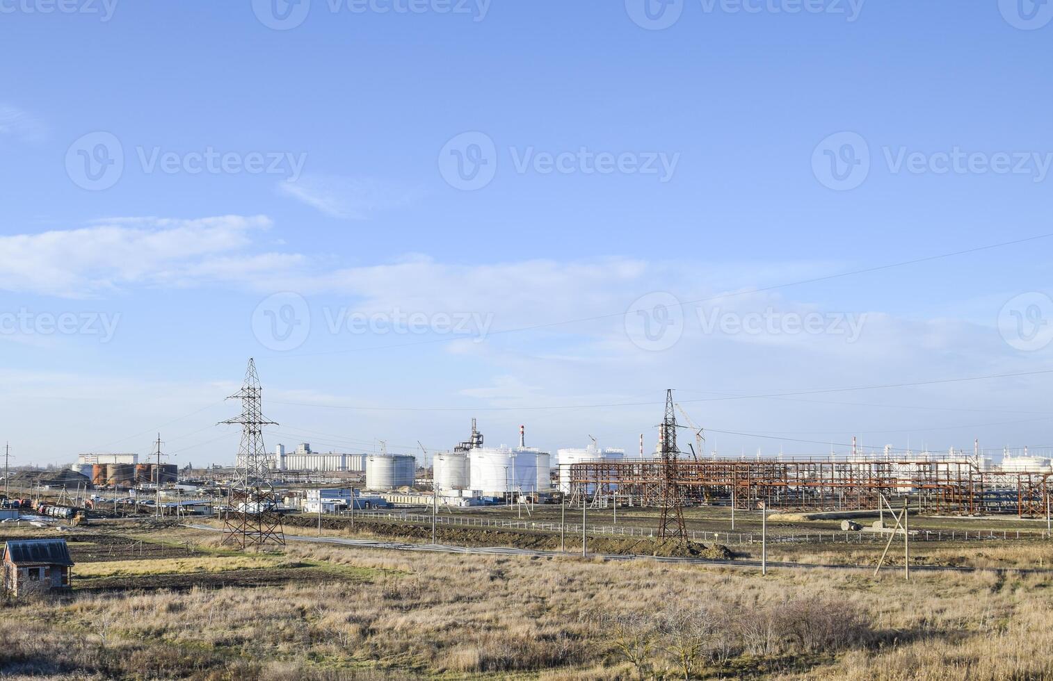 destilación columnas, tubería y otro equipo hornos refinería. foto