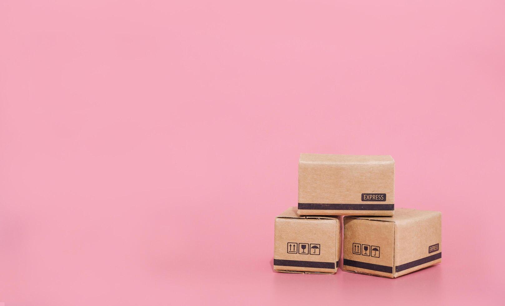 caja de cartón cajas con rosado antecedentes. el concepto acerca de negocio comercio electrónico y en línea compras foto