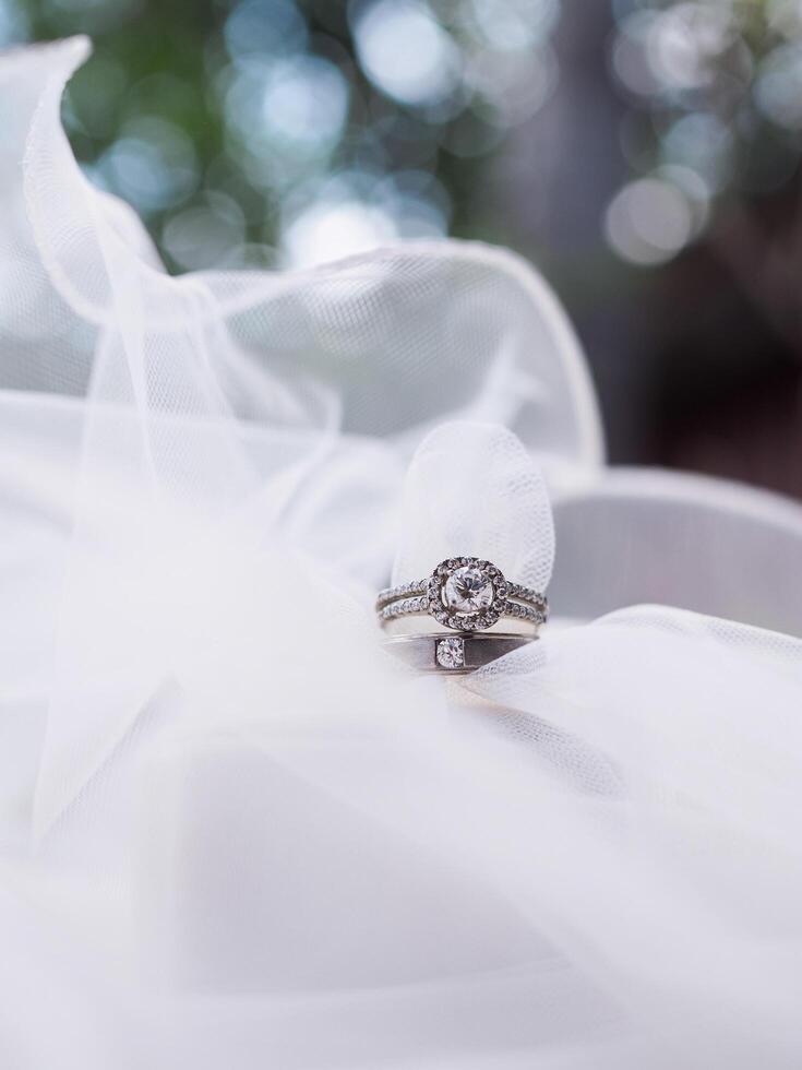 diamante compromiso Boda anillos en nupcial velo. Boda accesorios. San Valentín día y Boda día concepto. foto