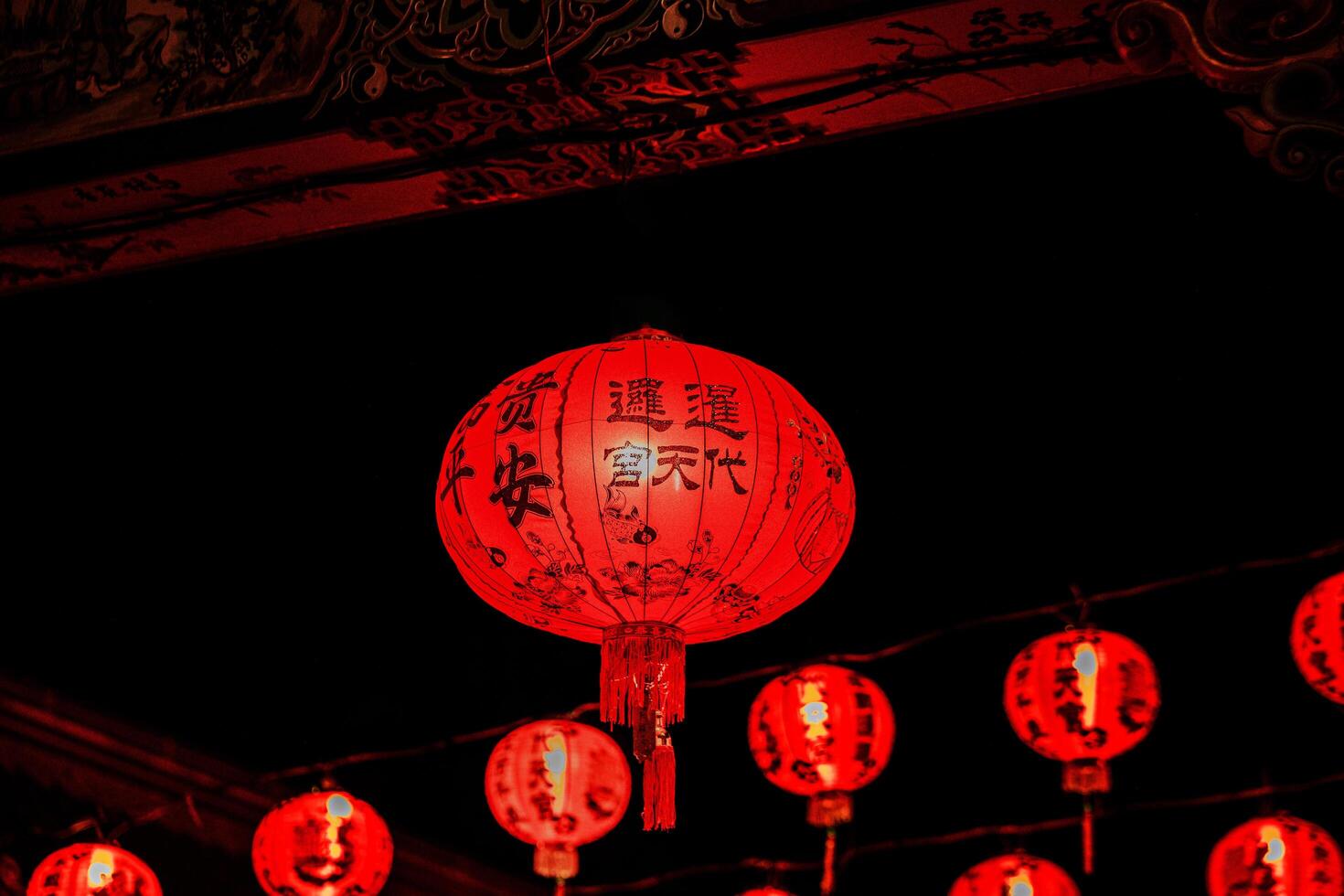 rojo linterna decoración para chino nuevo año festivo festival China tradicional cultura en noche tiempo, celebrar chino nuevo año es asiático. foto