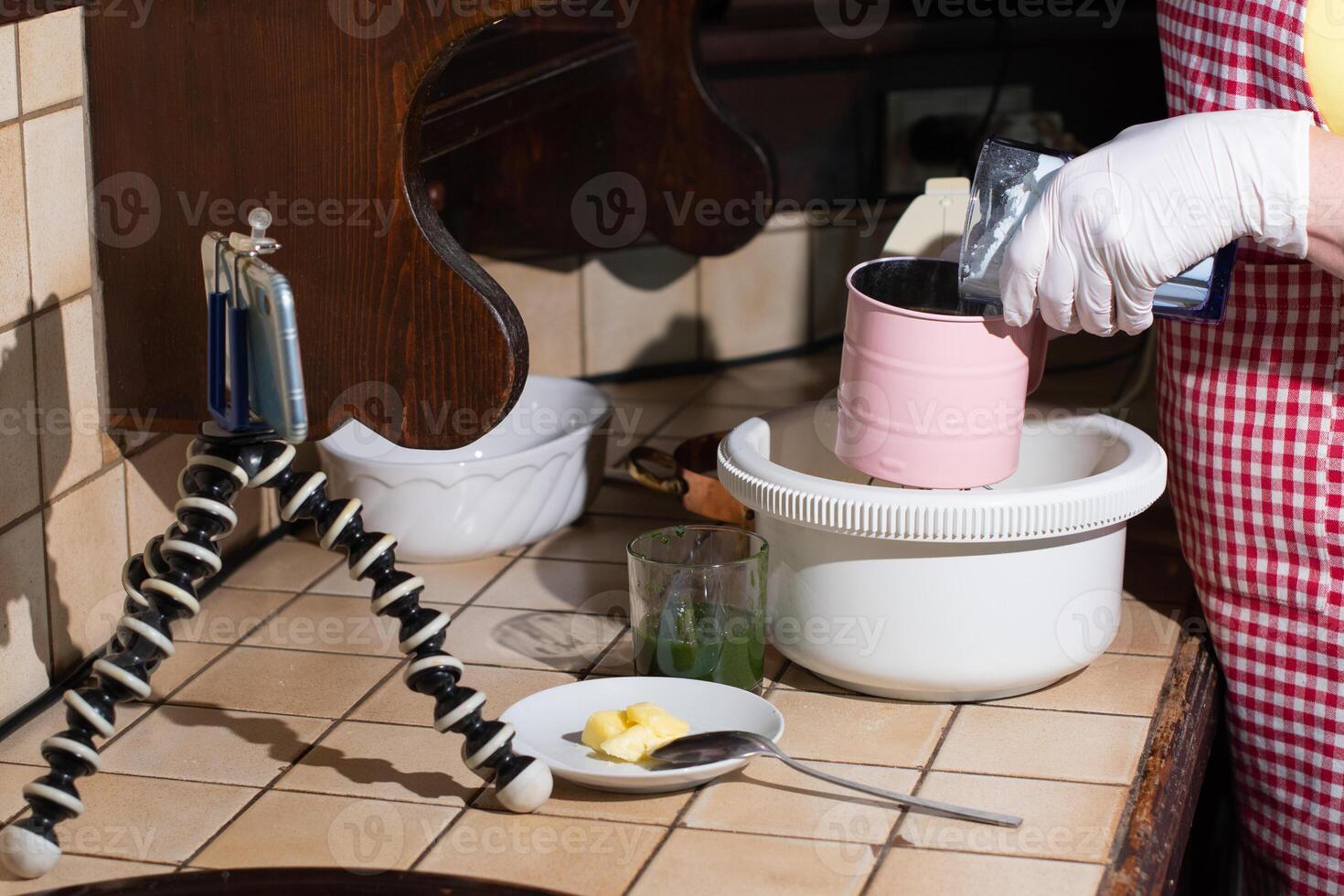 woman cooking spinach muffin step by step, add the sifted flour to the dough photo