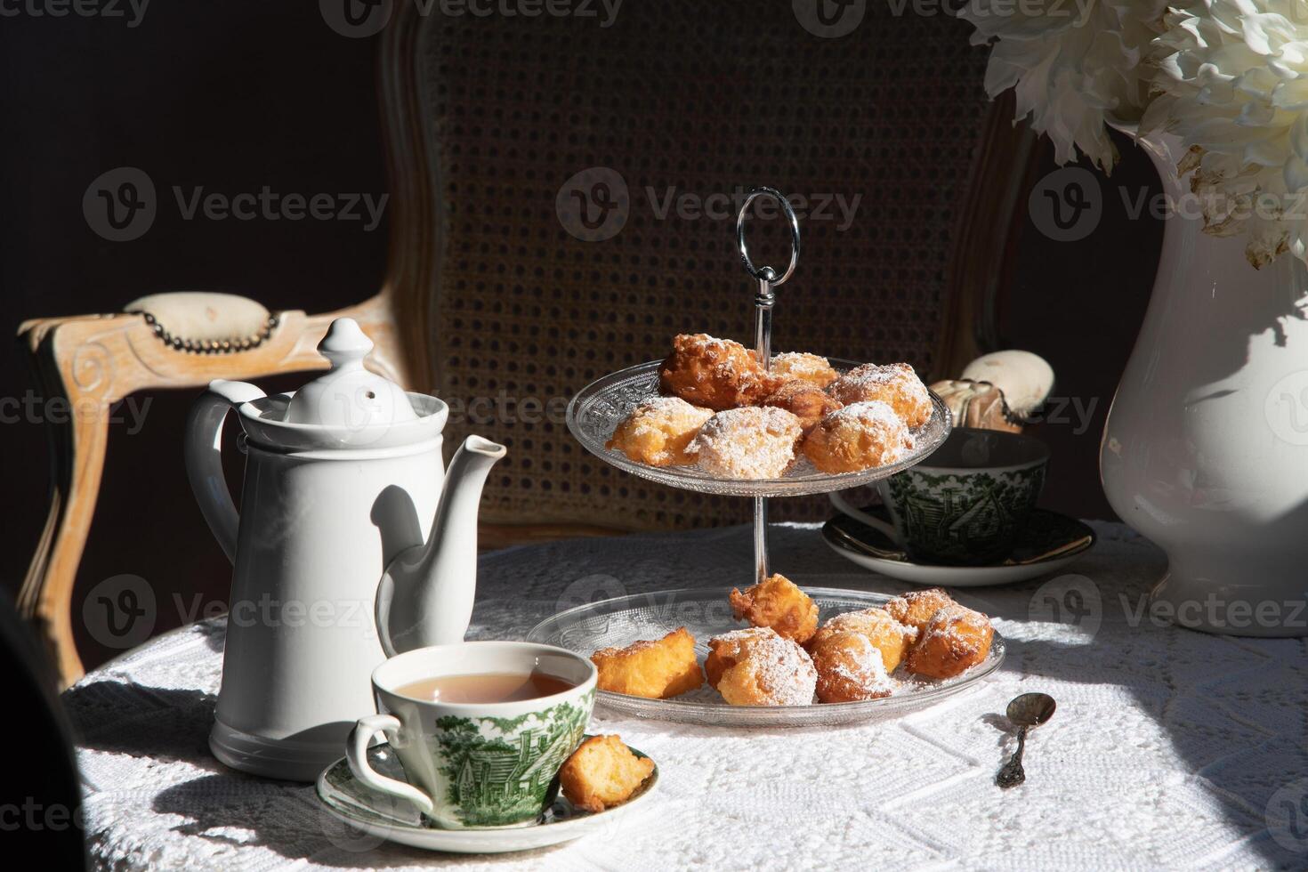 té descanso en Inglés estilo, Clásico todavía vida, hecho en casa bollos, un ramo de flores dalias foto