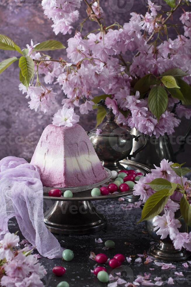 dulce Cuajada ortodoxo Pascua de Resurrección en el antecedentes de púrpura sakura, tradicional comida foto