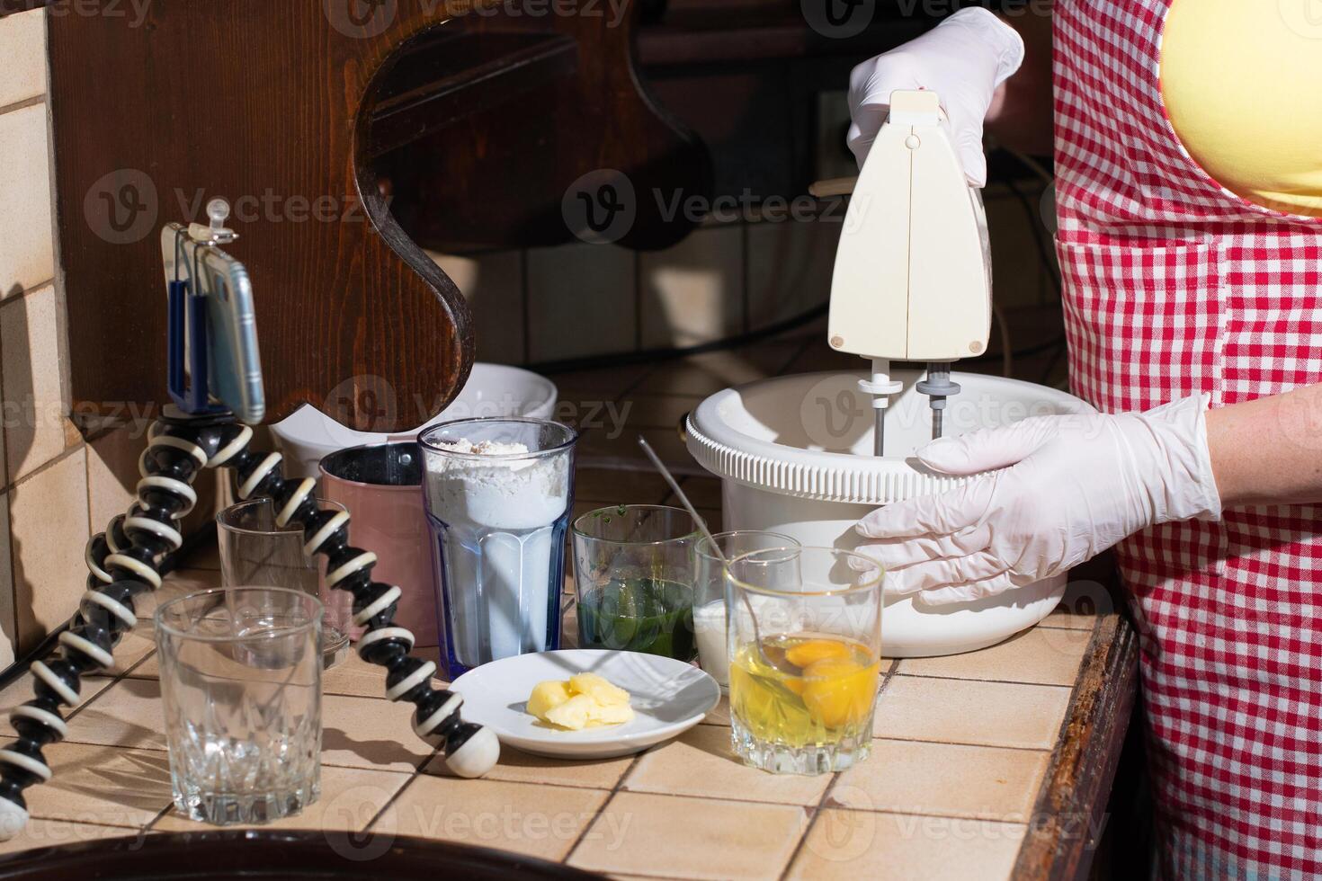 mujer Cocinando Espinacas mollete paso por paso, amasadura ingredientes con mezclador foto