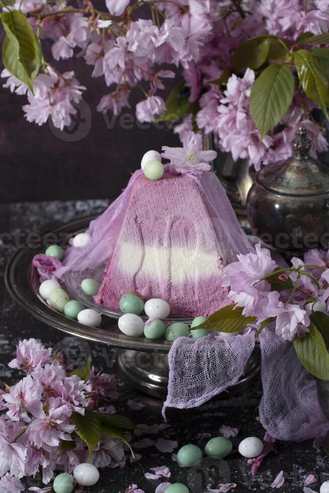 dulce Cuajada ortodoxo Pascua de Resurrección en el antecedentes de púrpura sakura, tradicional comida foto