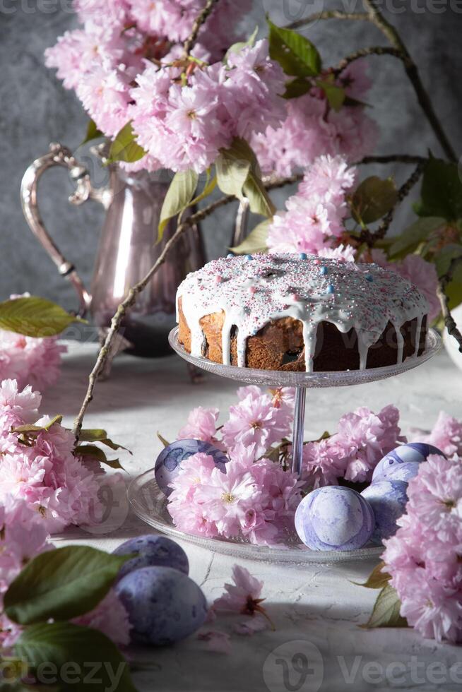 hermosa Pascua de Resurrección pastel en el mesa, y de colores huevos, hecho en casa pasteles, todavía vida foto