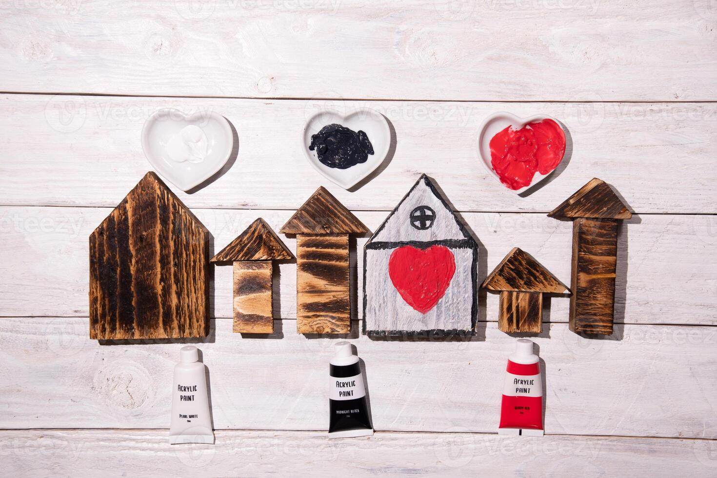 cómo a dibujar un corazón en un de madera casa, elaboración, paso por paso instrucciones foto