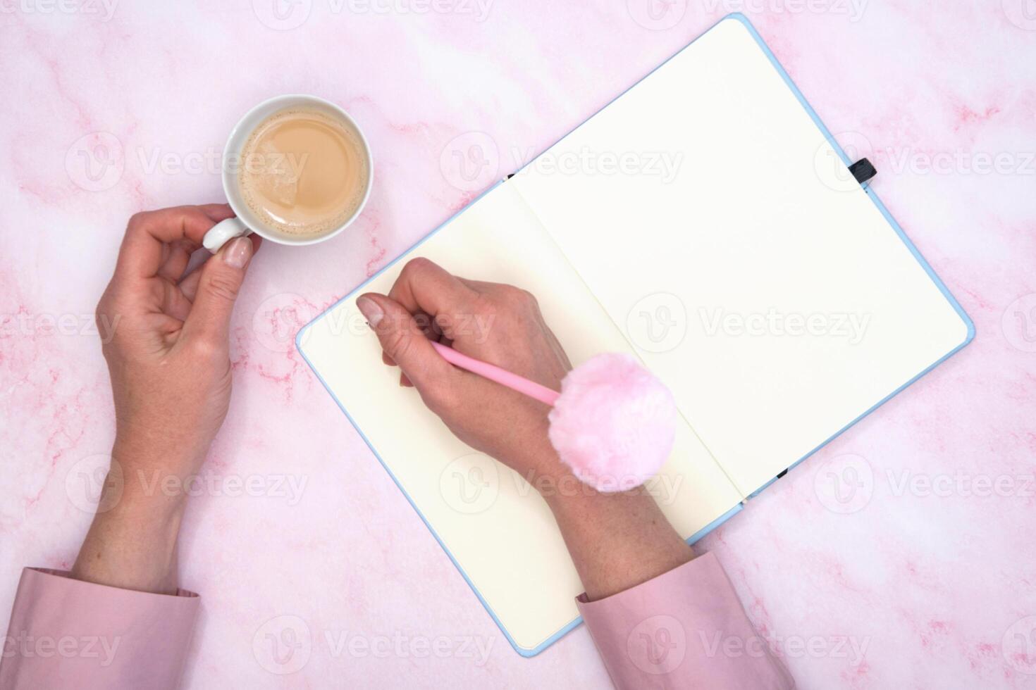 el niña calcula en un cuaderno el calorías de un rosquilla y un taza de café foto