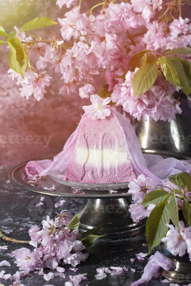 dulce Cuajada ortodoxo Pascua de Resurrección en el antecedentes de púrpura sakura, tradicional comida foto