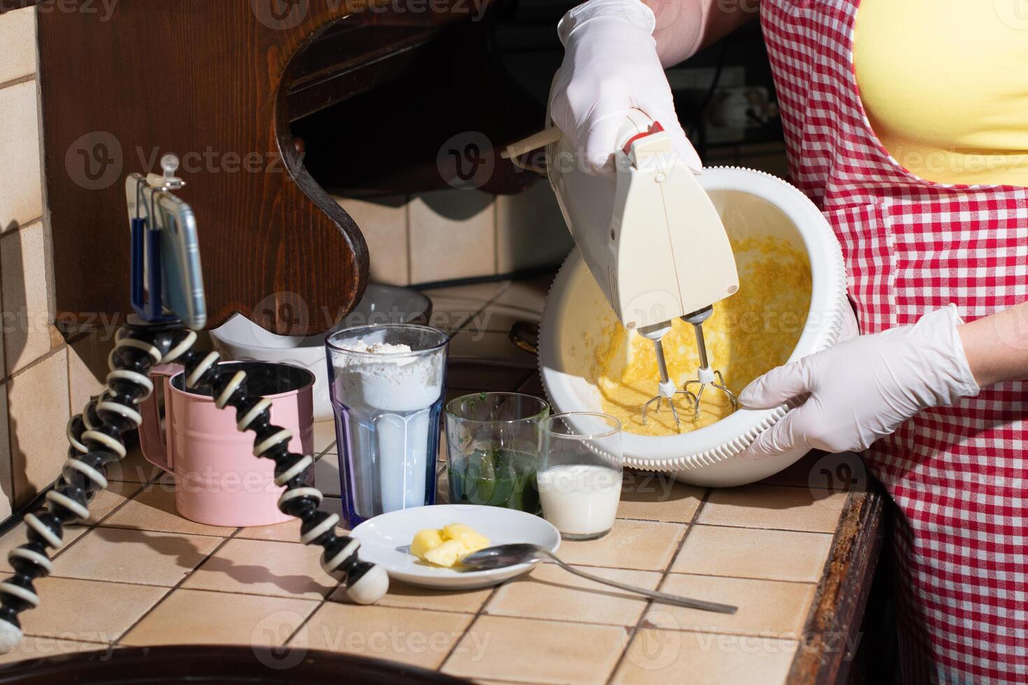 mujer Cocinando Espinacas mollete paso por paso, amasadura ingredientes con mezclador foto