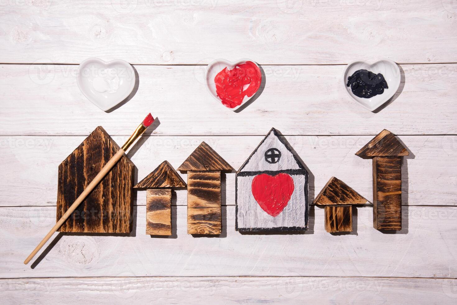 cómo a dibujar un corazón en un de madera casa, elaboración, paso por paso instrucciones foto