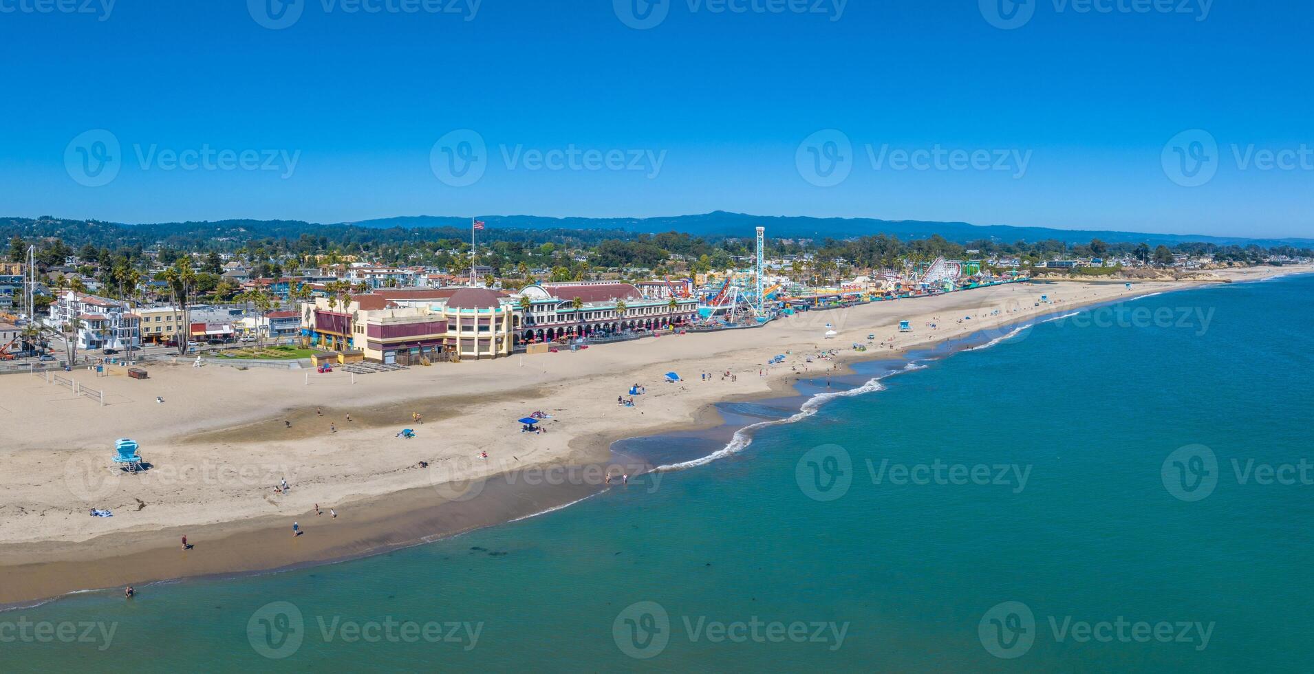 aéreo ver de el Papa Noel cruz playa pueblo en California. foto