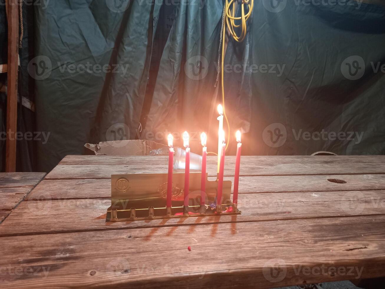 velas de Janucá en las esquinas de las calles foto