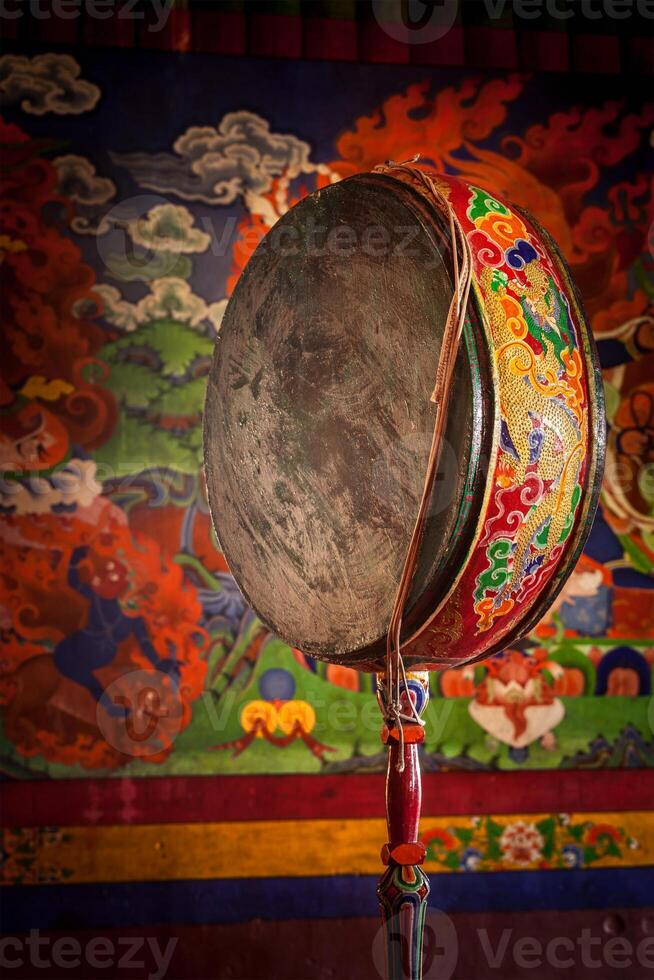 gong tambor en spituk monasterio. ladadkh, India foto