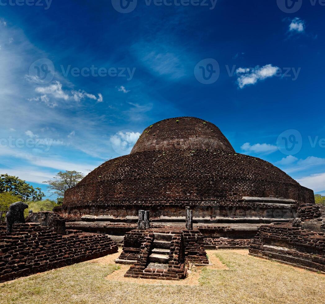 antiguo budista dagoba estupa pabula vihara. sri lanka foto