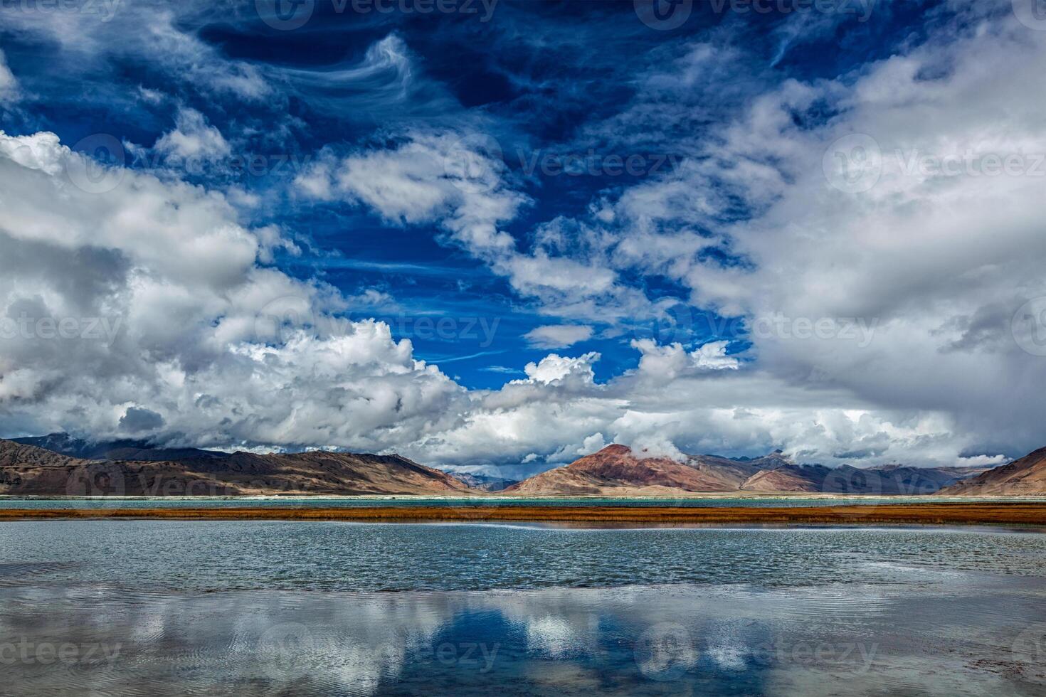 montaña lago tso Kar en Himalaya foto