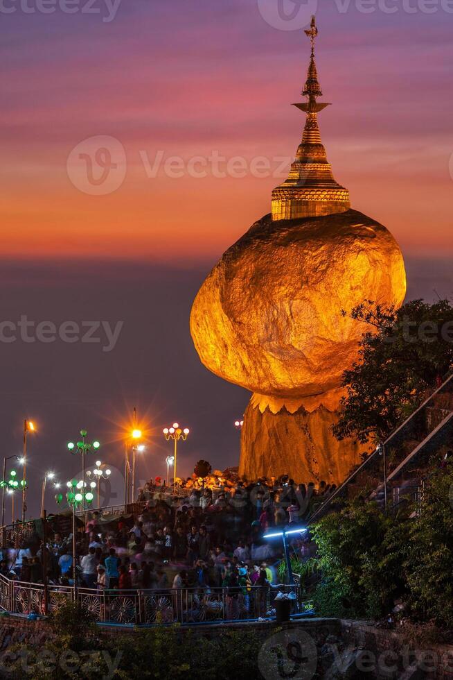 dorado rock kyaiktiyo pagoda, myanmar foto