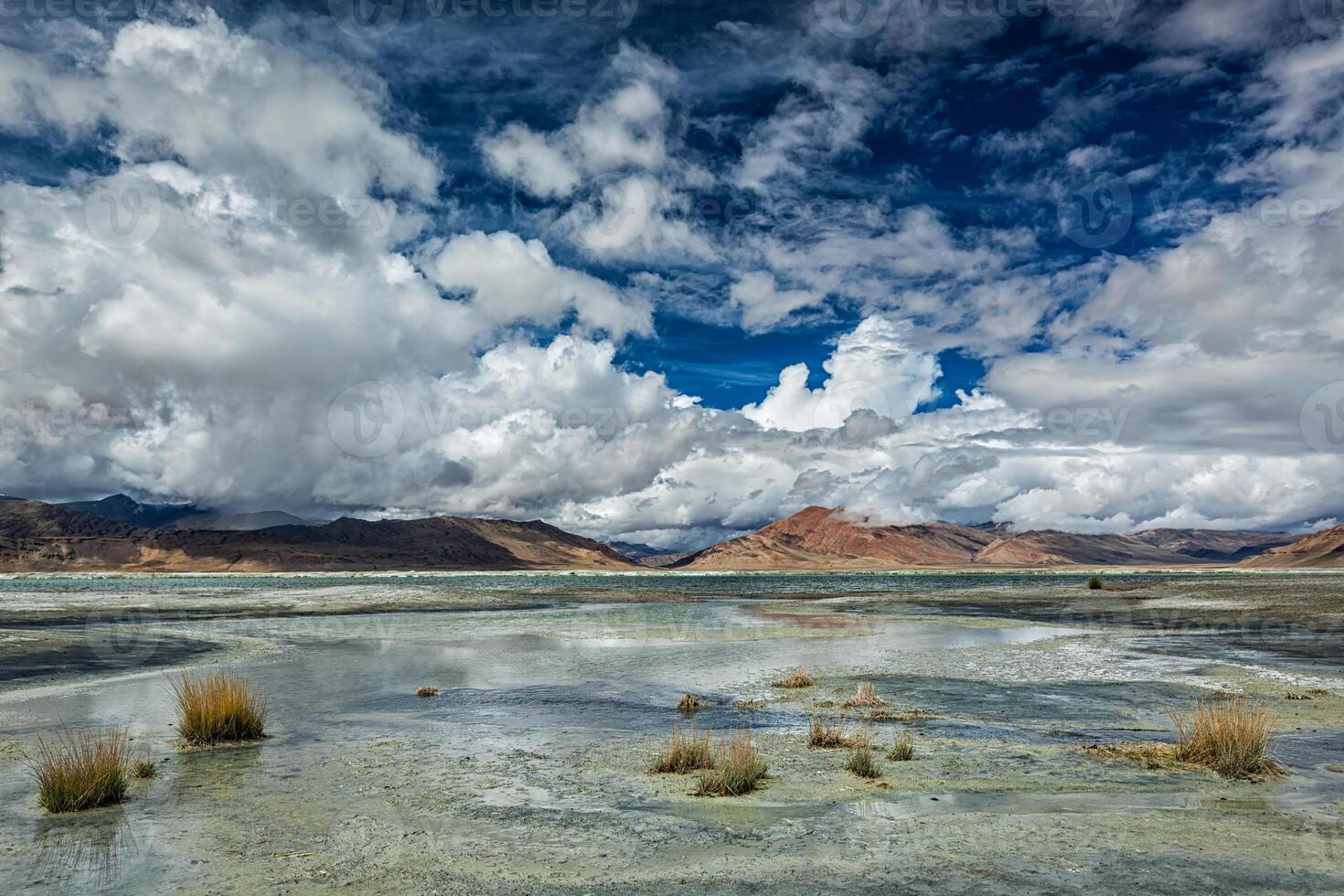 montaña lago tso Kar en Himalaya foto