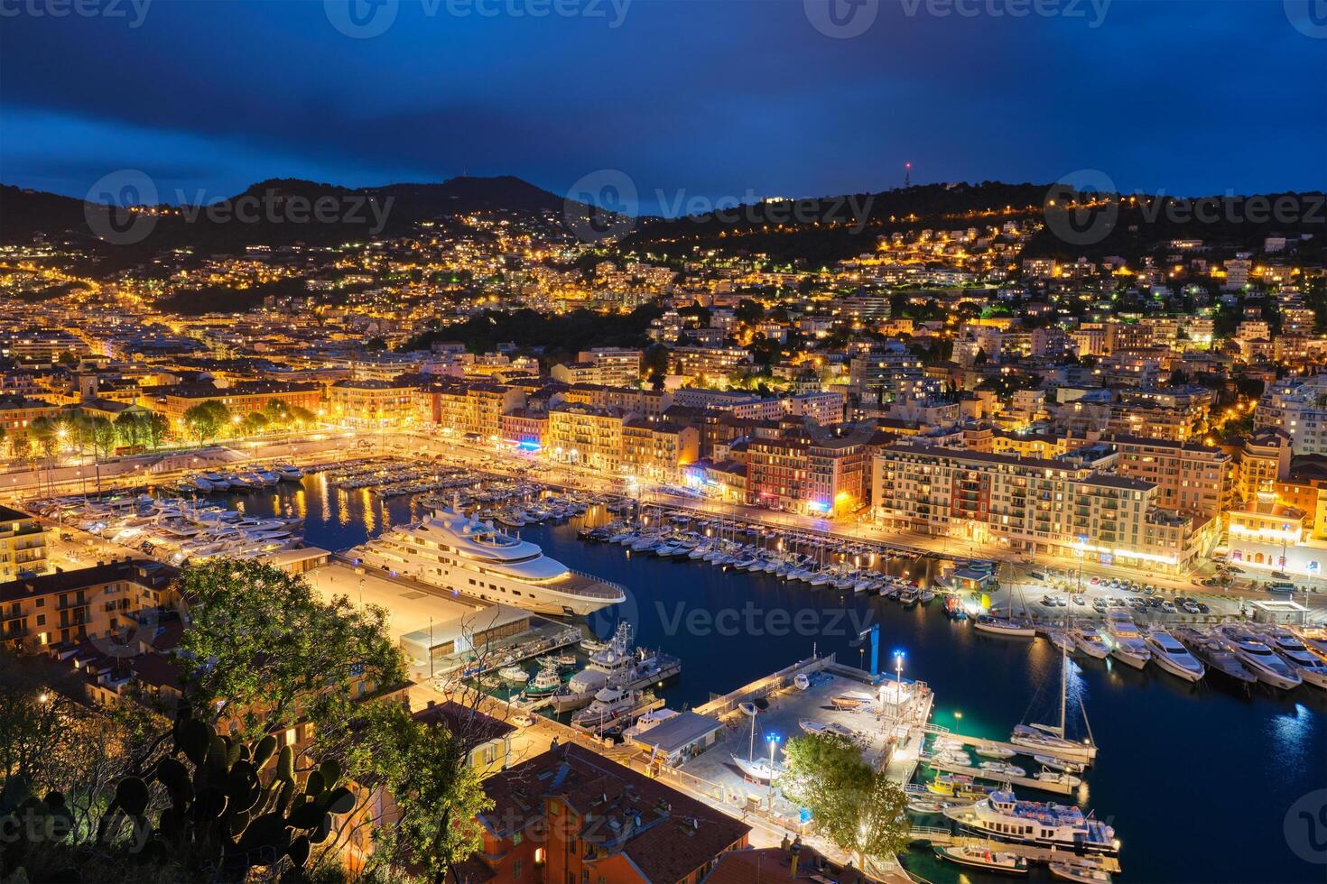 ver de antiguo Puerto de bonito con yates, Francia en el noche foto