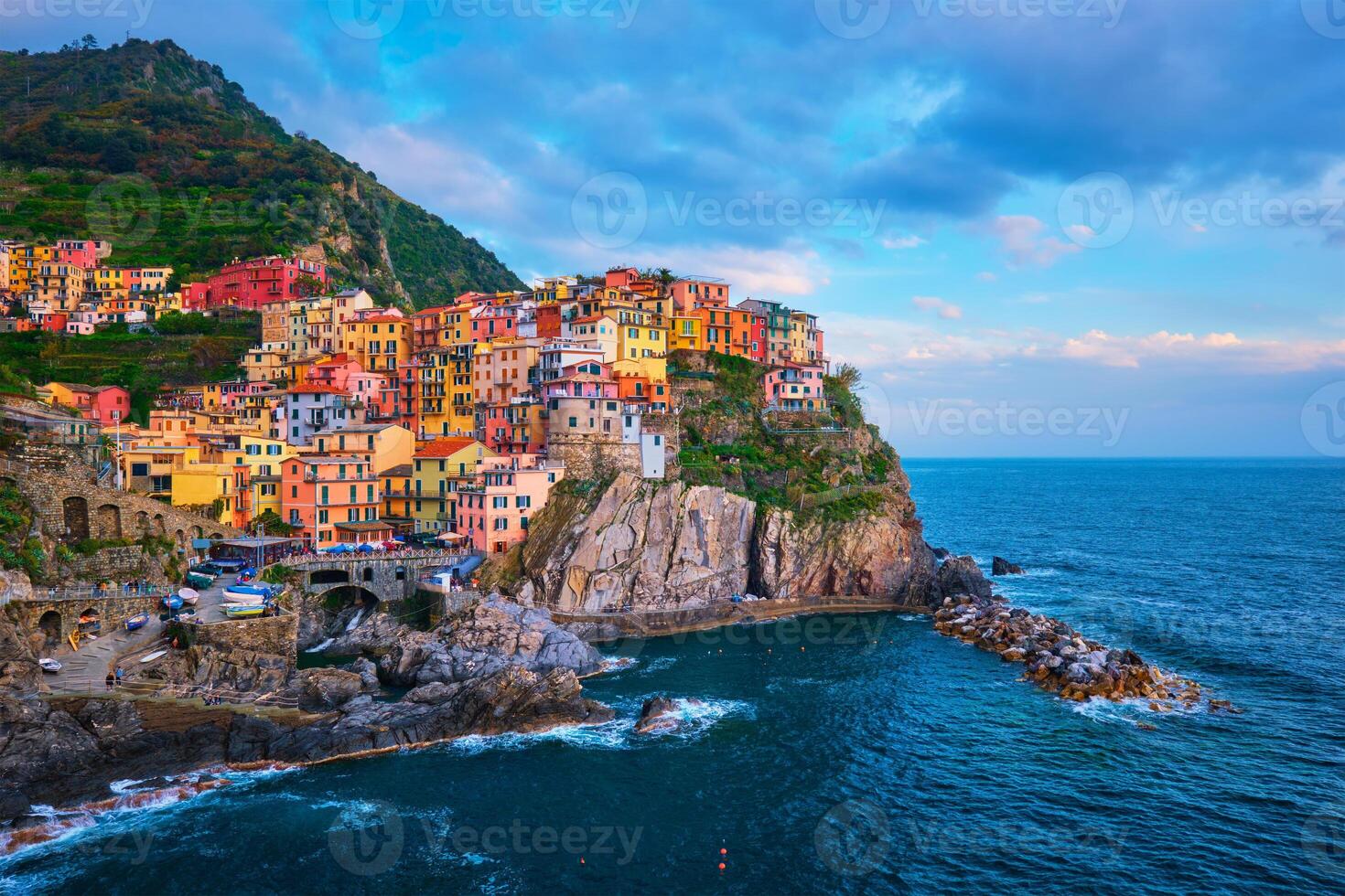 manarola pueblo en atardecer, cinque tierra, liguria, Italia foto