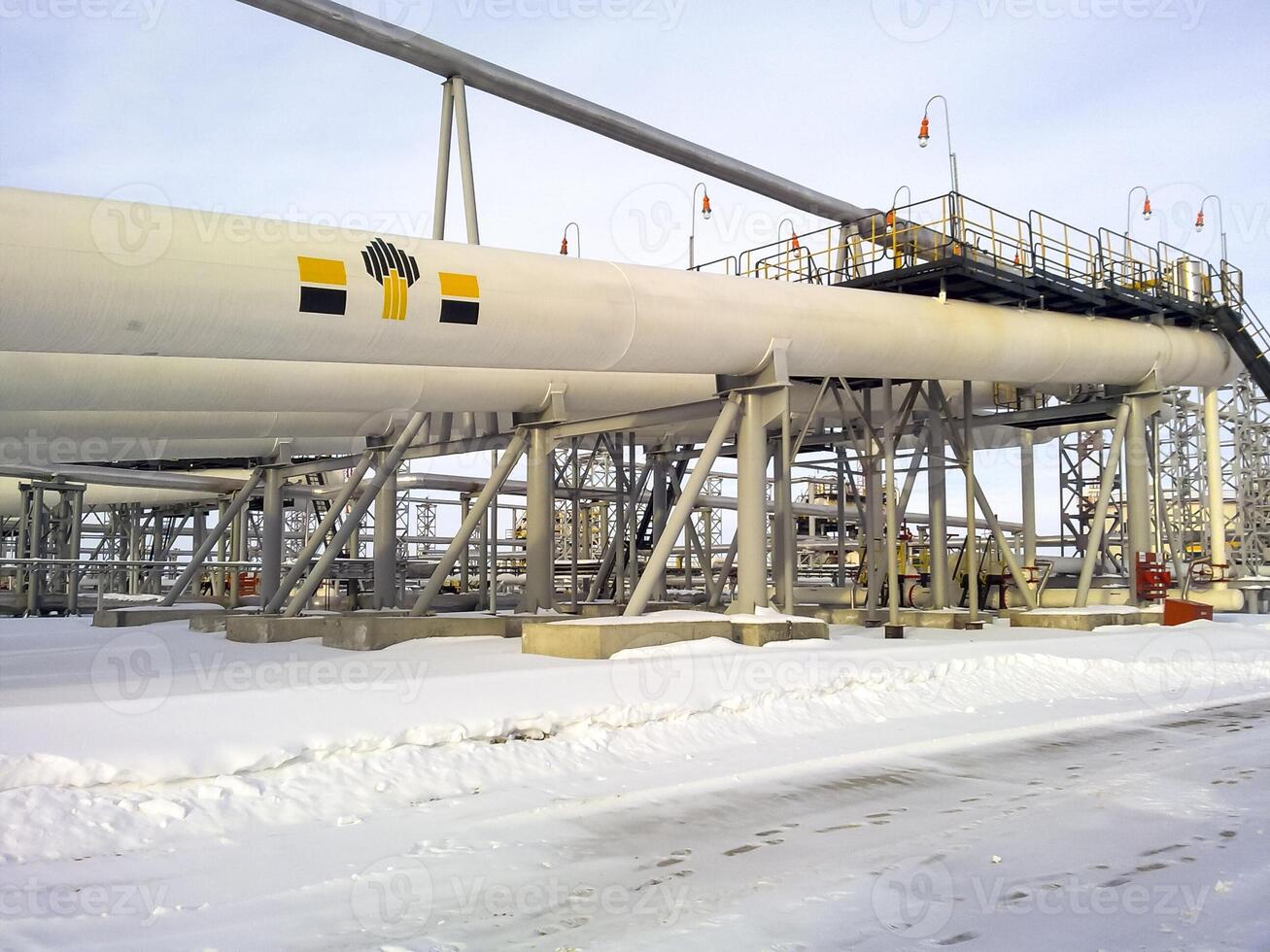 el final fase divisor es tubular. equipo para separando agua desde aceite. equipo petróleo campos de occidental Siberia foto