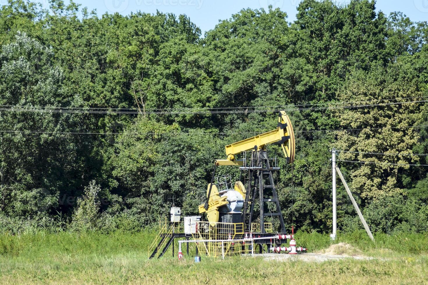 unidad de bombeo como la bomba de aceite instalada en un pozo foto