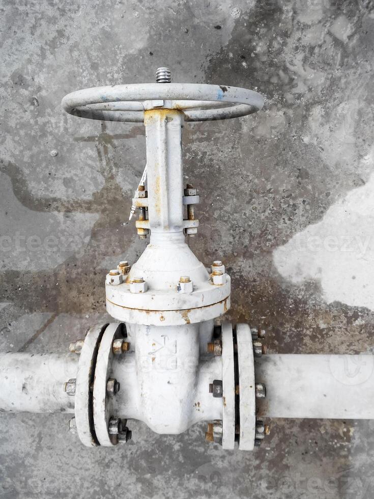 Latch on the pipeline photo