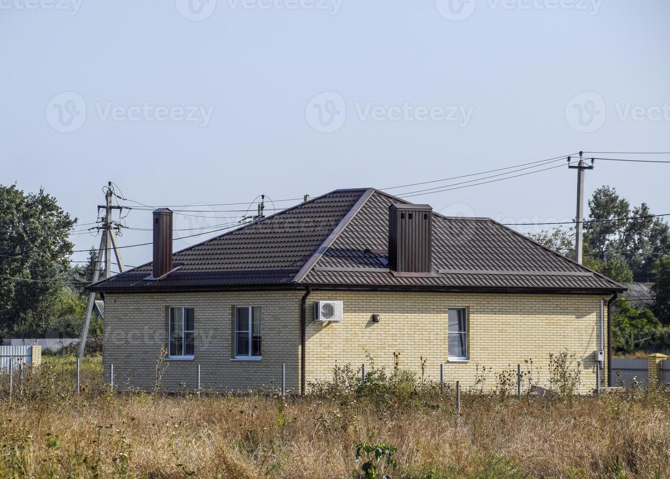 el casa con el plastico ventanas y un techo de acanalado sábana foto