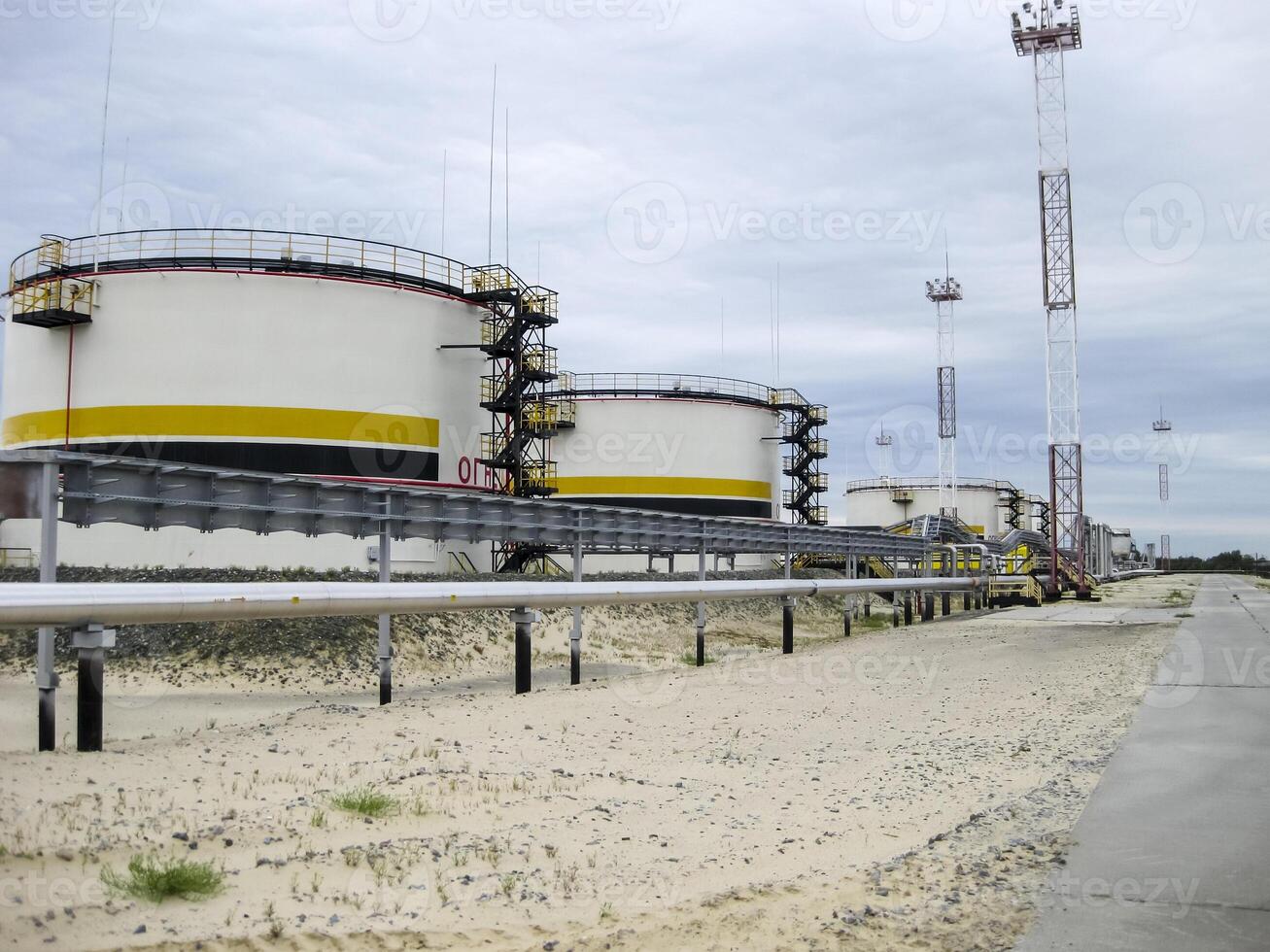 tanques con petróleo poseído petróleo empresa Rosneft. foto