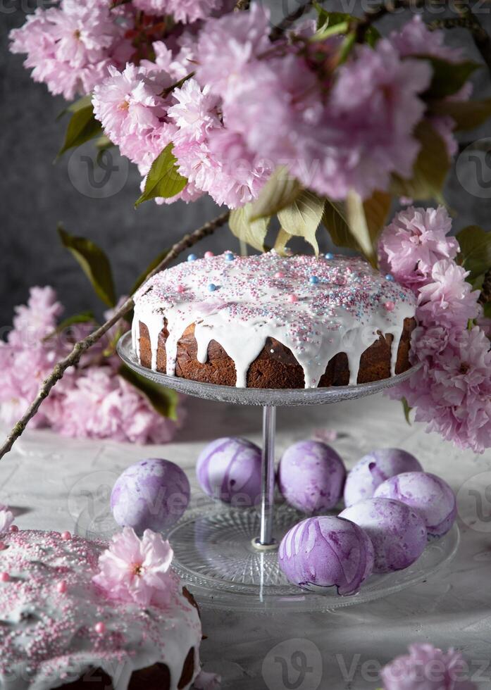 hermosa Pascua de Resurrección pastel en el mesa, y de colores huevos, hecho en casa pasteles, todavía vida foto