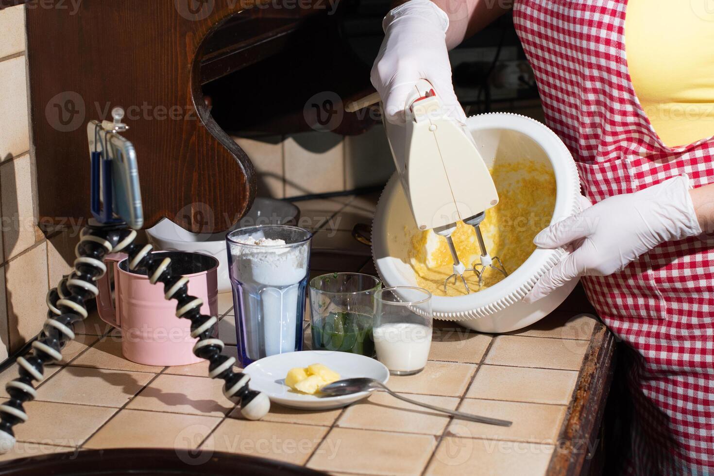 mujer Cocinando Espinacas mollete paso por paso, amasadura ingredientes con mezclador foto