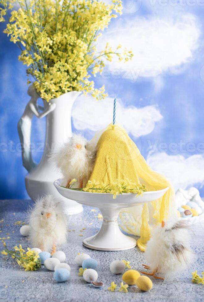 tradicional Pascua de Resurrección ortodoxo Cuajada pastel con amarillo flores en contra un azul cielo foto