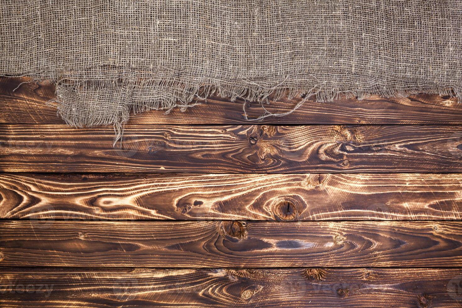 Fondo de madera oscura con arpillera, madera rústica y saco foto