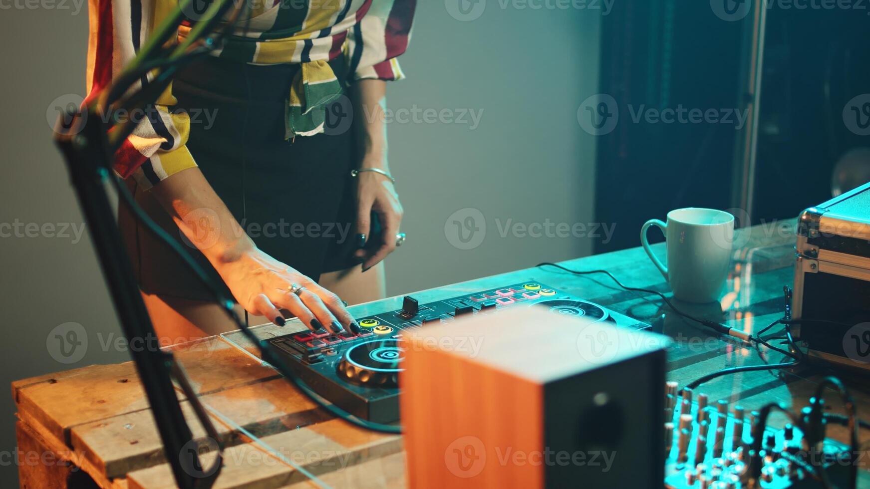 mujer artista utilizando estéreo discos y amplificador a jugar canciones a club fiesta, mezcla electrónico vinilo para DJ remezclar música. ejecutante teniendo divertido con botones para Club nocturno actuación. Mano disparo. foto