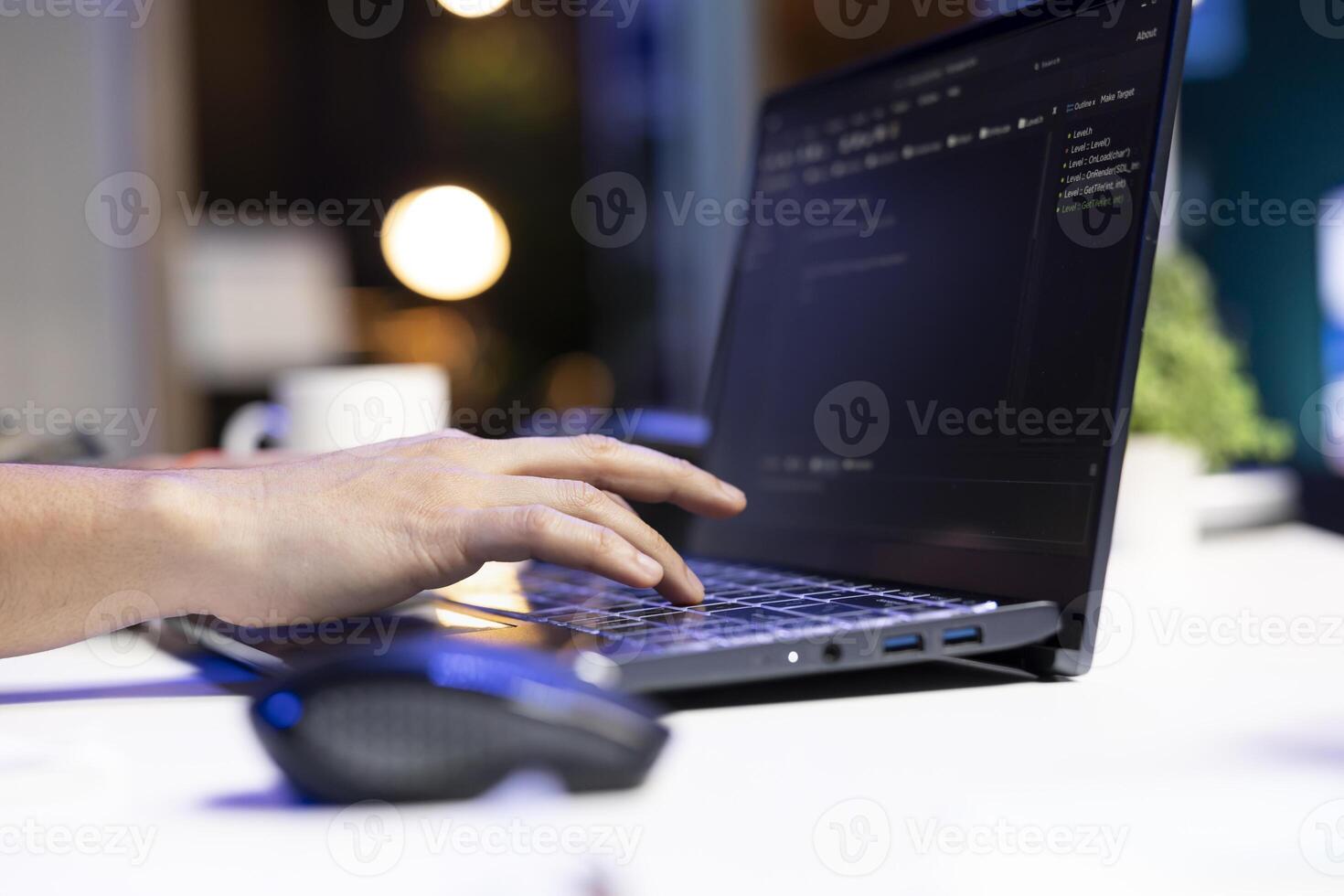 un individual es gerente un sistema, mecanografía en un teclado mientras un ordenador portátil pantalla muestra software programación. persona informática código, trabajando en datos centrar y red seguridad. foto