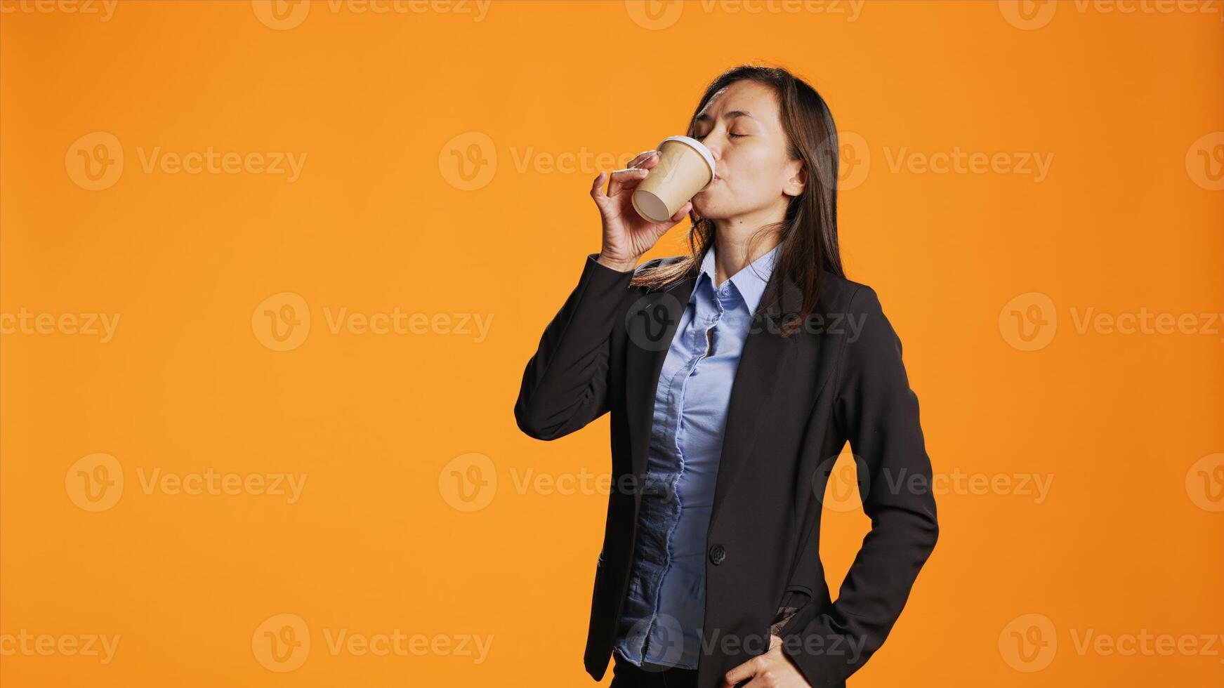 negocio persona disfrutando taza de café en oficina romper, Bebiendo caliente cafeína refresco a ganancia algunos energía después trabajando en importante asuntos. joven modelo posando con bebida en estudio. foto