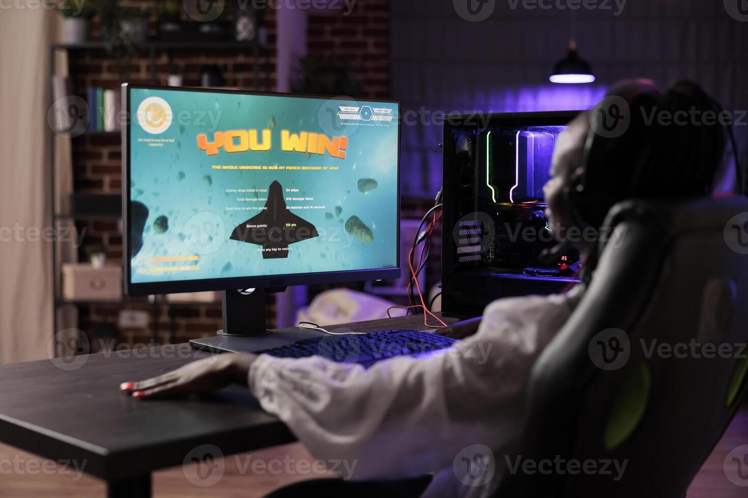 jugador celebrando victorioso en línea multijugador sf videojuego emparejar. africano americano mujer disfrutando abajo hora a hogar, sensación satisfecho acerca de Internet juego de azar campeonato victoria foto