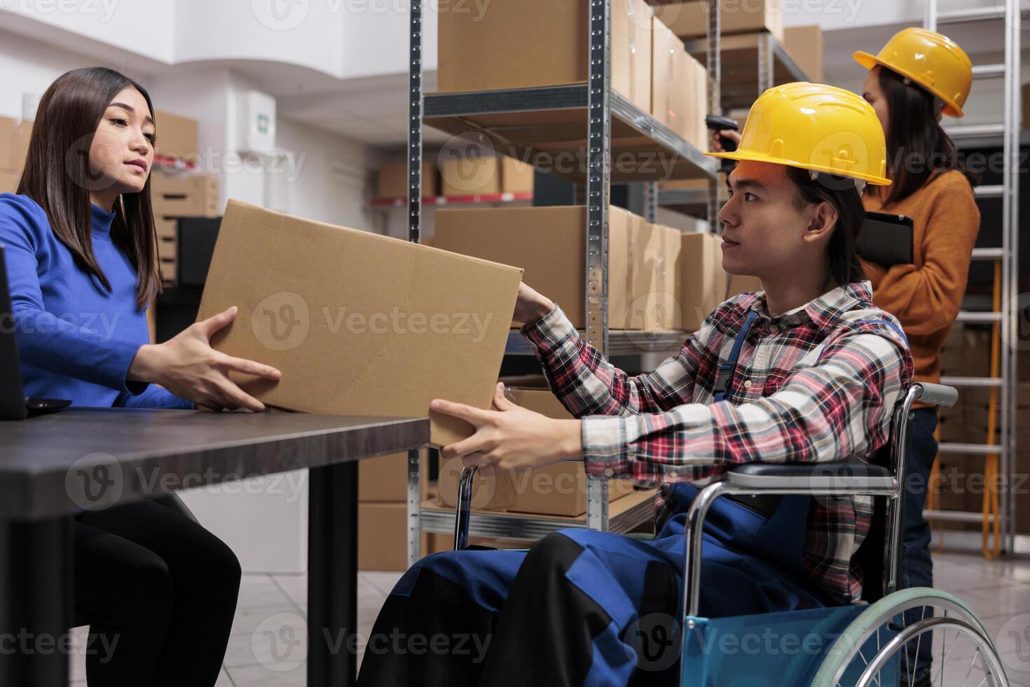 postal Servicio trabajadores colaborando en almacén y coordinando entrega. asiático distribución gerente equipo trabajando en almacén mientras comprobación cartulina caja embalaje calidad foto