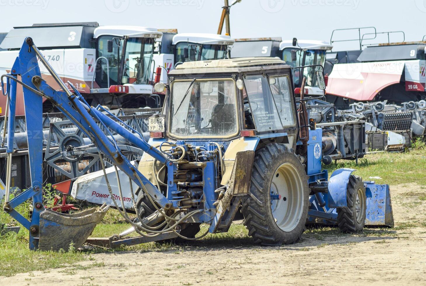 tractor, en pie en un fila. agrícola maquinaria. foto