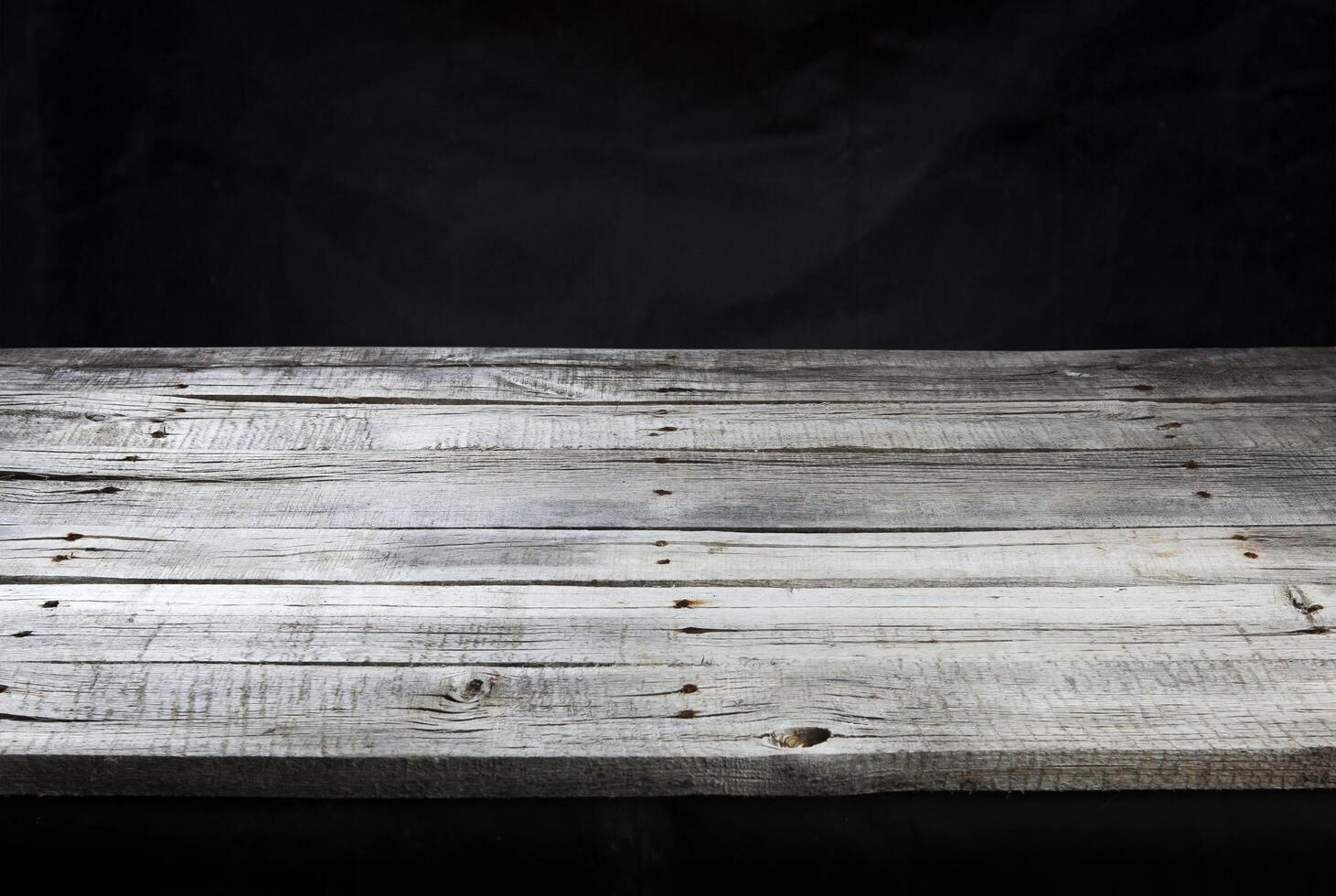 mesa de madera oscura para montaje de exhibición de productos foto
