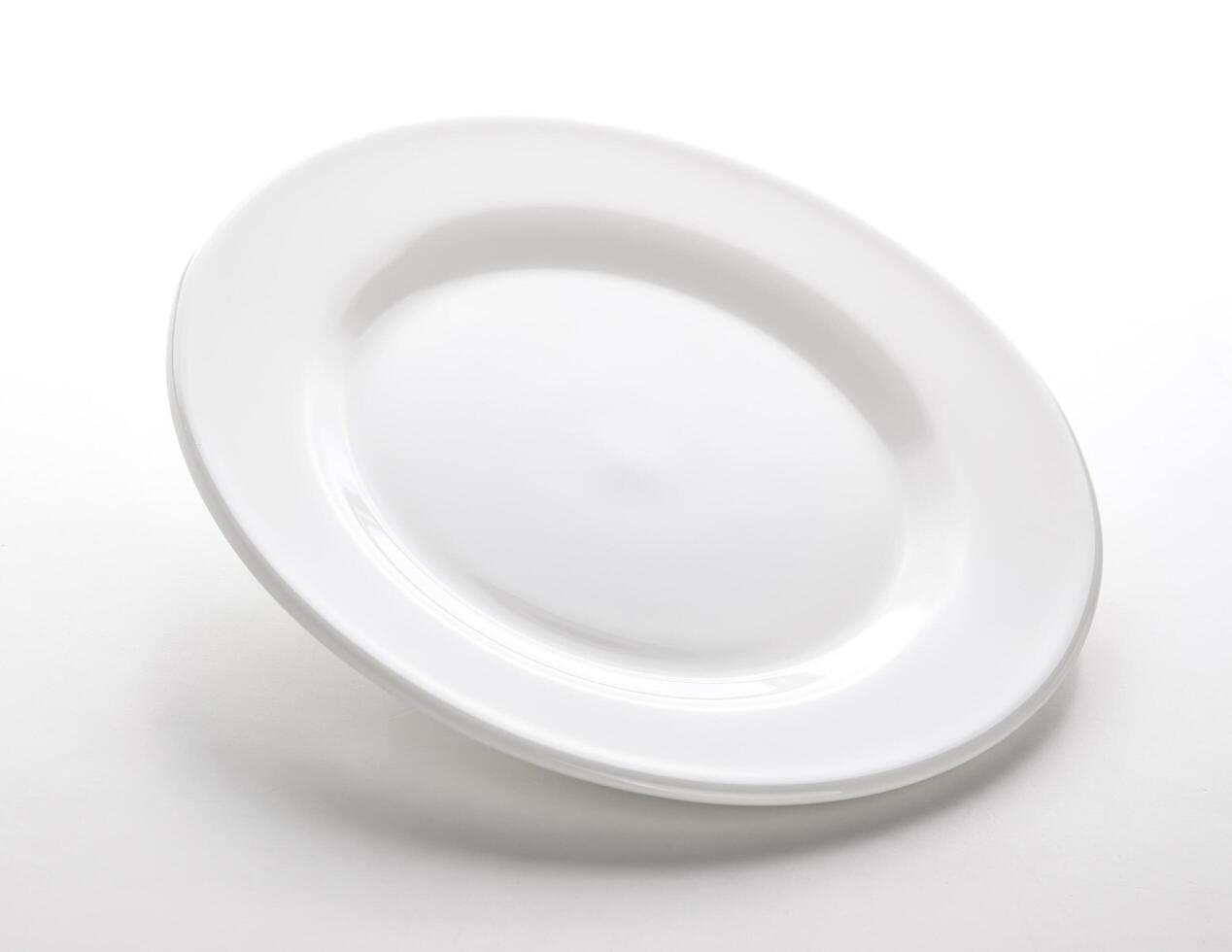 blanco plato aislado en blanco mesa, vacío plato modelo foto