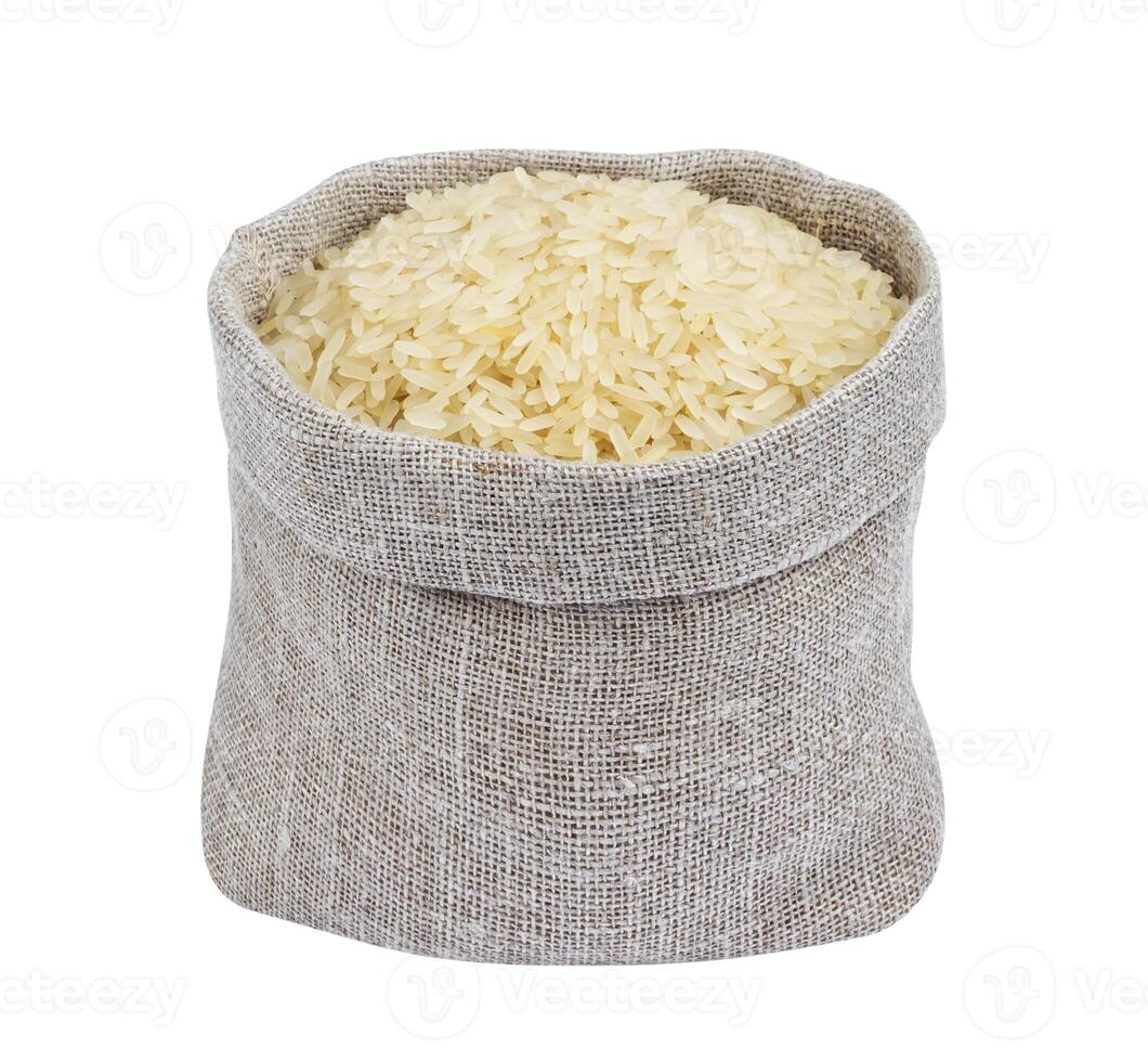 sancochado arroz en arpillera bolso aislado en blanco foto