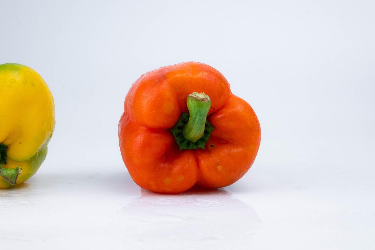 dos campana pimientos aislado en blanco antecedentes. campana pimientos de varios colores en un blanco antecedentes. foto